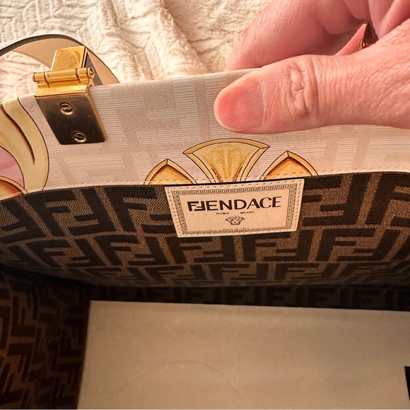 FENDI FENDACE SUNSHINE LEATHER TOTE
Fendi X Versace - Picture 6 of 9
